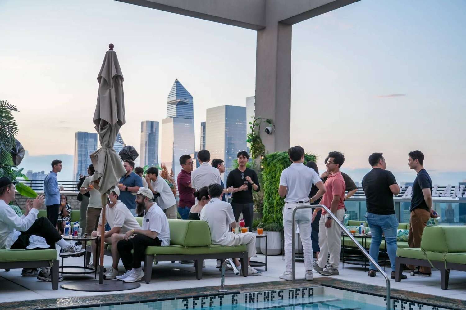 在帝国大厦下举杯，这一夜 Monad 主网的脉动已然开始 image 1